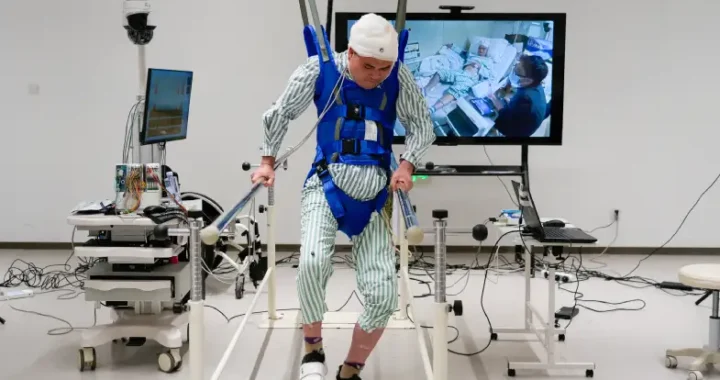 Paraplégico Volta a Andar com IA: O Milagre da Neurociência na China