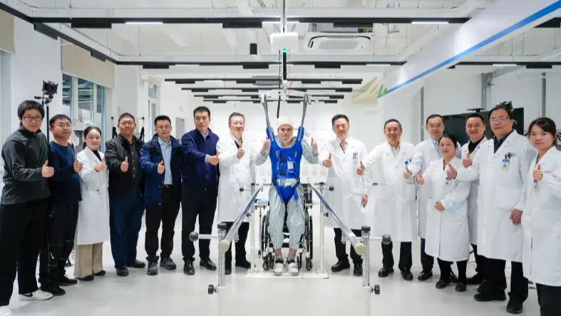 Equipa que fez caminhar paciente paraplégico